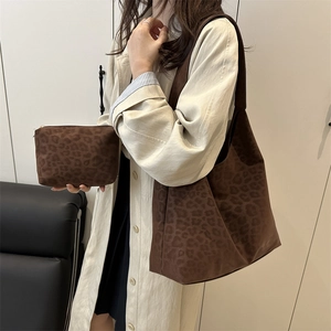 Ensemble de sacs cabas en daim léopard marron avec petite pochette zippée assortie