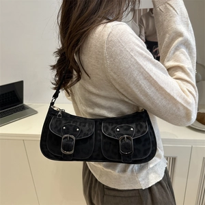 Sac baguette vintage imprimé léopard noir avec deux poches et bandoulière élégante