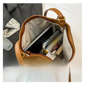 Vue intérieure du grand sac cabas marron montrant le rangement pour tablette et maquillage
