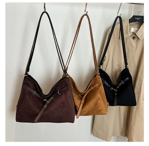 Détails de grands sacs hobo en daim en marron, caramel et noir avec boucles en métal