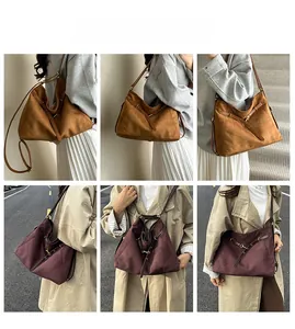 Détails des bandoulières en cuir réglables et de la texture en daim du sac cabas rétro