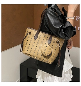 Détail du grand sac cabas en cuir kaki avec imprimés ours et petit porte-monnaie assorti