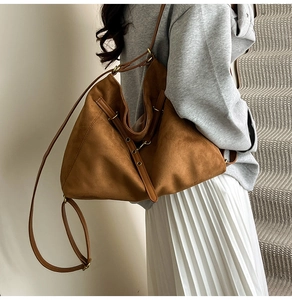 Gros plan détaillé de la texture en daim marron avec boucle en métal doré vintage