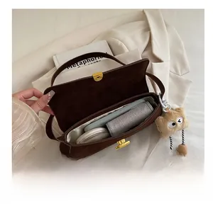 Détail de la capacité intérieure du sac sous le bras en daim marron tendance