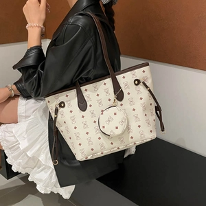 Grand sac cabas imprimé ours avec pochette amovible porté par un mannequin élégant