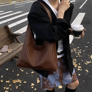 Brown woven leather tote bag for women, large capacity shoulder bag for autumn fashion
