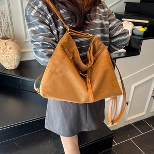 Grand sac cabas hobo en daim marron avec bandoulière réglable pour mode 2025