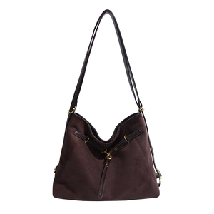 Grand sac fourre-tout marron mat avec fines bretelles en cuir et détails en métal doré