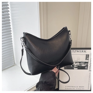 Détail du sac à bandoulière demi-lune noir minimaliste en cuir PU avec boucles argentées