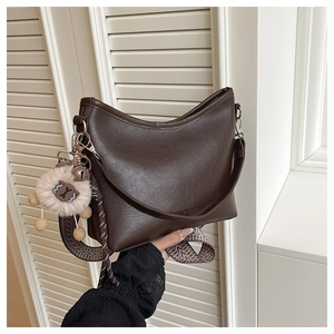 Détail du sac fourre-tout en cuir PU marron avec bandoulière géométrique et charm alpaga