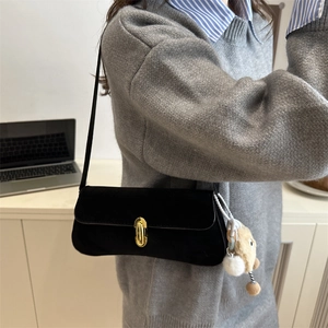 Sac sous le bras en daim noir avec serrure dorée et pendentif en peluche mignon