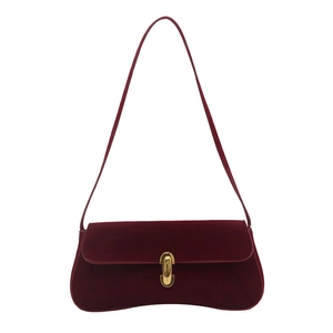 Borsa sottobraccio vintage in velluto bordeaux con fibbia d'oro su sfondo bianco