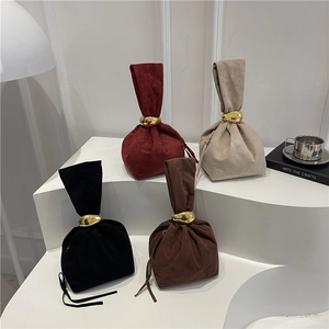 Sacs à main plissés en daim avec anneaux métalliques dorés élégants en quatre coloris