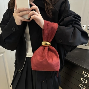 Sac seau élégant en suédine rouge avec anneau doré et design plissé rétro pour femmes