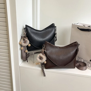 Sac seau vintage demi-lune avec bandoulière tissée et breloque ours en noir et marron