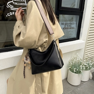 Sac bandoulière demi-lune en cuir PU noir avec sangle ethnique et pendentif ours