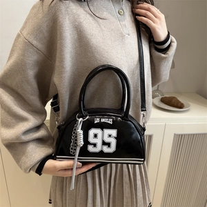 Sac à bandoulière noir brillant style sport avec imprimé Los Angeles 95 et sangle