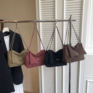 Sacs cabas minimalistes en quatre couleurs avec bandoulières chaîne et lettrage mode