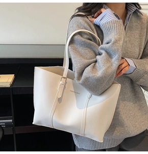 Détail du grand sac cabas blanc avec bandoulière réglable et ferrures métalliques