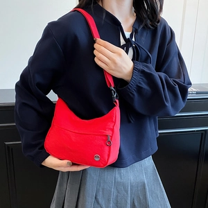 Sac hobo en nylon rouge imperméable avec bandoulière réglable et logo M métallique