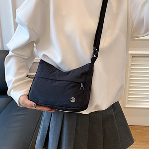 Sac à bandoulière étanche en nylon avec sangle réglable et logo métallique M