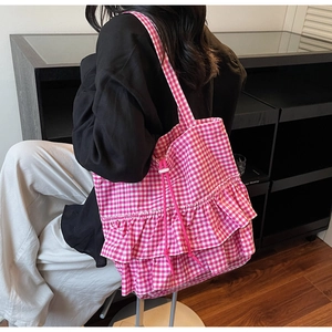 Dettaglio della borsa tote rosa a quadretti con decorazione a doppio strato di volant