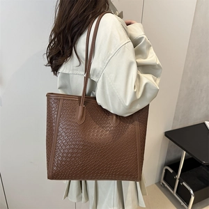 Brown woven texture tote bag for women with large capacity and minimalist retro style