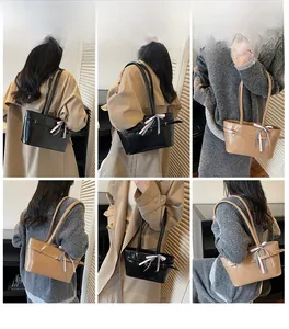 Vue détaillée de grands sacs cabas noir et kaki avec foulard en soie et boucle métallique