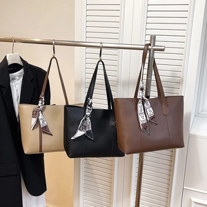 Schicke Damen-Einkaufstaschen aus PU-Leder in Beige, Schwarz und Braun mit Ziertüchern