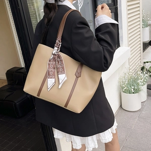 Damen Vintage-Tragetasche aus PU-Leder in Beige mit braunen Riemen und bedrucktem Seidenschal