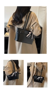 Sac cabas noir brillant en cuir avec foulard en soie et nœud décoratif élégant