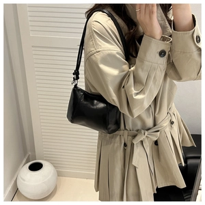 Détail du sac à bandoulière minimaliste en cuir PU noir avec fermeture éclair élégante