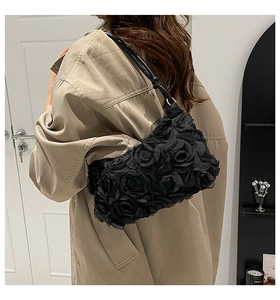 Détail de la texture rose 3D et de la bandoulière noire brillante du sac élégant