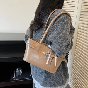 Sac fourre-tout chic en cuir marron avec boucle de ceinture et nœud rayé pour femme