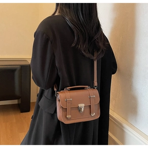 Detailansicht einer braunen Vintage PU-Leder Umhängetasche mit verstellbarem Riemen