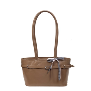 Sac fourre-tout marron en similicuir avec un nœud à carreaux et une boucle en métal chic