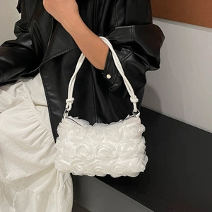 Sac à bandoulière blanc chic avec roses 3D en résille et poignée tissée pour banquets