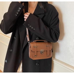 Detailansicht braune Cambridge-Tasche aus Leder mit Metallschnalle und verstellbarem Gurt