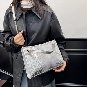 Sac fourre-tout argenté à motif crocodile avec chaîne dorée et finition métallique