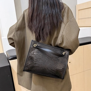 Sac fourre-tout noir à motif crocodile avec bandoulière en chaîne et finition gaufrée
