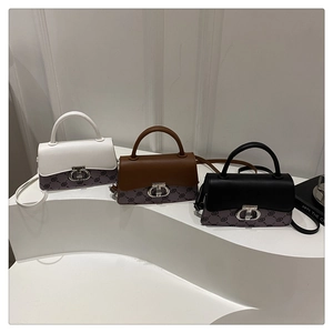 Retro flap handbag in white, brown and black with silver ring buckle and top handle