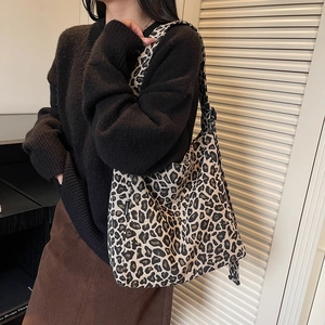 Leopard print canvas shoulder bag for women with large capacity and retro fashion style