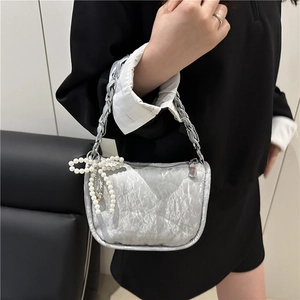 Sac bandoulière métallisé argenté avec chaîne et pendentif nœud en perle