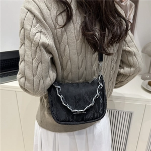 Sac bandoulière plissé noir chic avec nœud en perles et chaîne en argent pour femmes