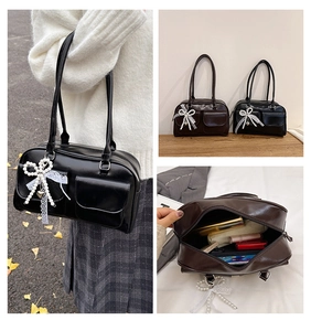 Détail montrant la grande capacité intérieure et les doubles poches du sac style ballet