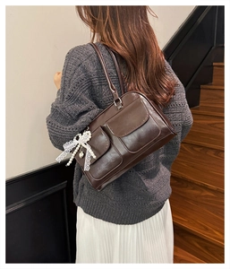 Détails du sac oreiller marron foncé avec nœuds en dentelle, perles et charms en cœur