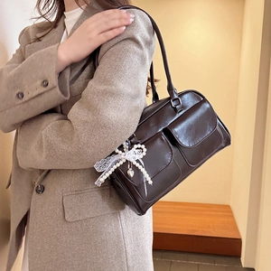 Sac bandoulière marron brillant avec nœud en dentelle blanche et pendentif perle