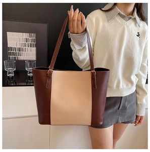 Photo de style portant un grand sac cabas bicolore en similicuir pour femme chic