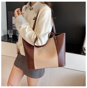Vue détaillée d'un grand sac cabas bicolore en cuir PU avec bandoulière élégante