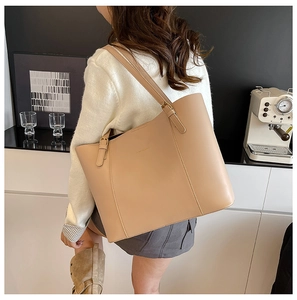 Détail de la bandoulière réglable et de la texture en cuir PU du grand sac fourre-tout
